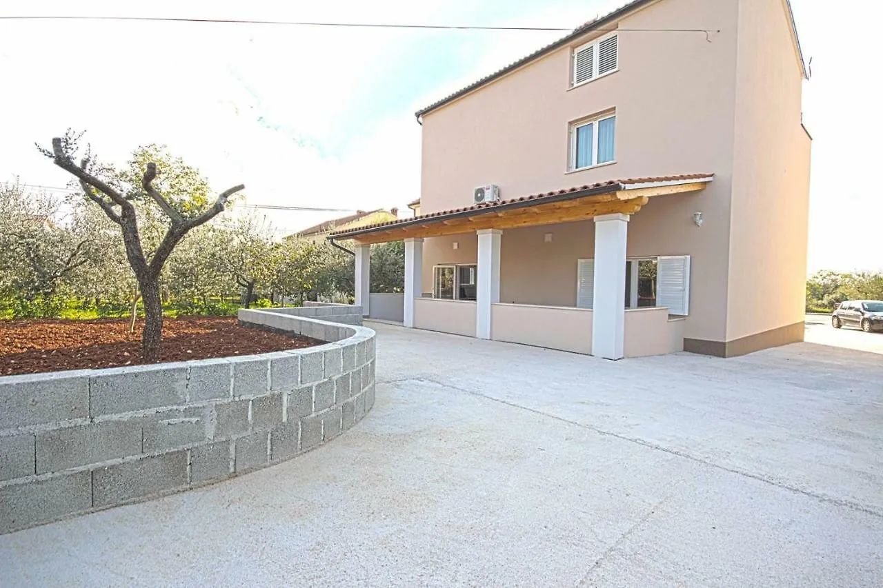 *Amazing Modern Apartment With 2 Bedrooms* contacts